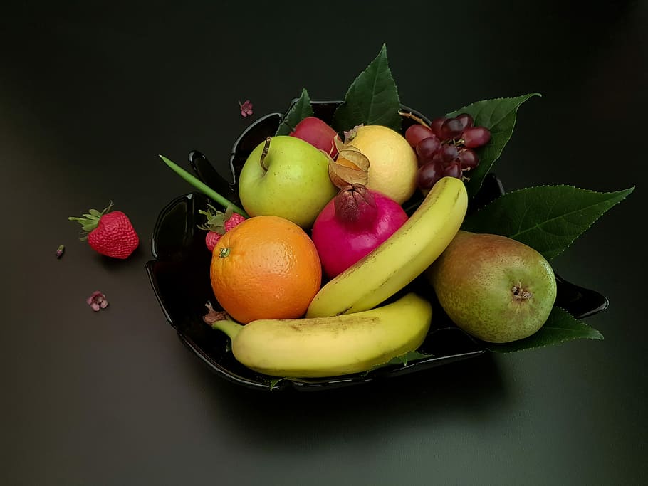 A bowl of assorted fruits